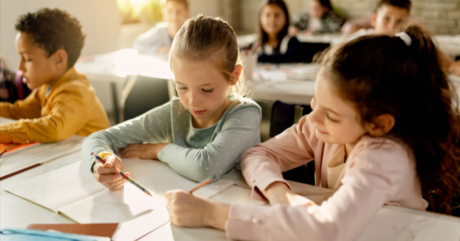 Comment les événements actuels relient l'apprentissage en classe au monde réel