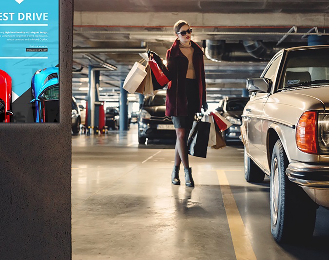 Retail Digital signage/15132 Retail_left and right image 02