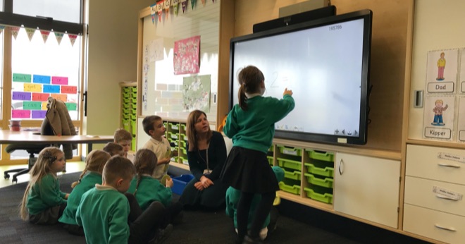 thumbnail forCleververtouch équivaut aux écoles d'Aberdeenshire avec la dernière technologie AV